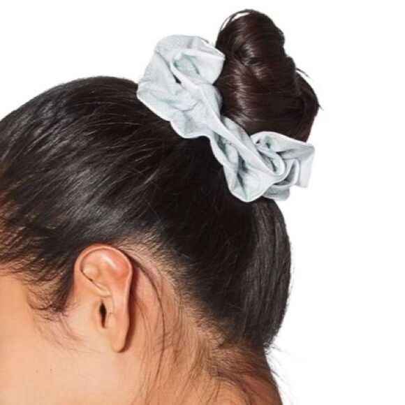 Lululemon Light Locks Scrunchie Jasmine White Multi - Picture 3 of 9